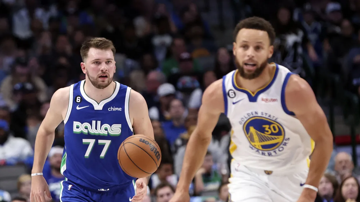 Luka Doncic am Ball, Stephen Curry auf der Flucht
