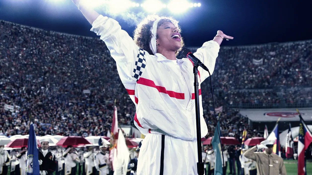 Historischer Moment und doppelter Fake: Naomie Ackie als Whitney Houston, als sie beim Super Bowl die amerikanische Nationalhymne singt