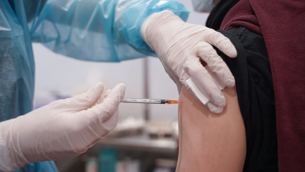 Ein junger Mann wird 2021 in Potsdam gegen das Coronavirus geimpft.