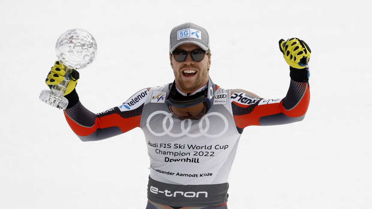 Aleksander Aamodt Kilde triumphierend mit der kleinen Glaskugel.