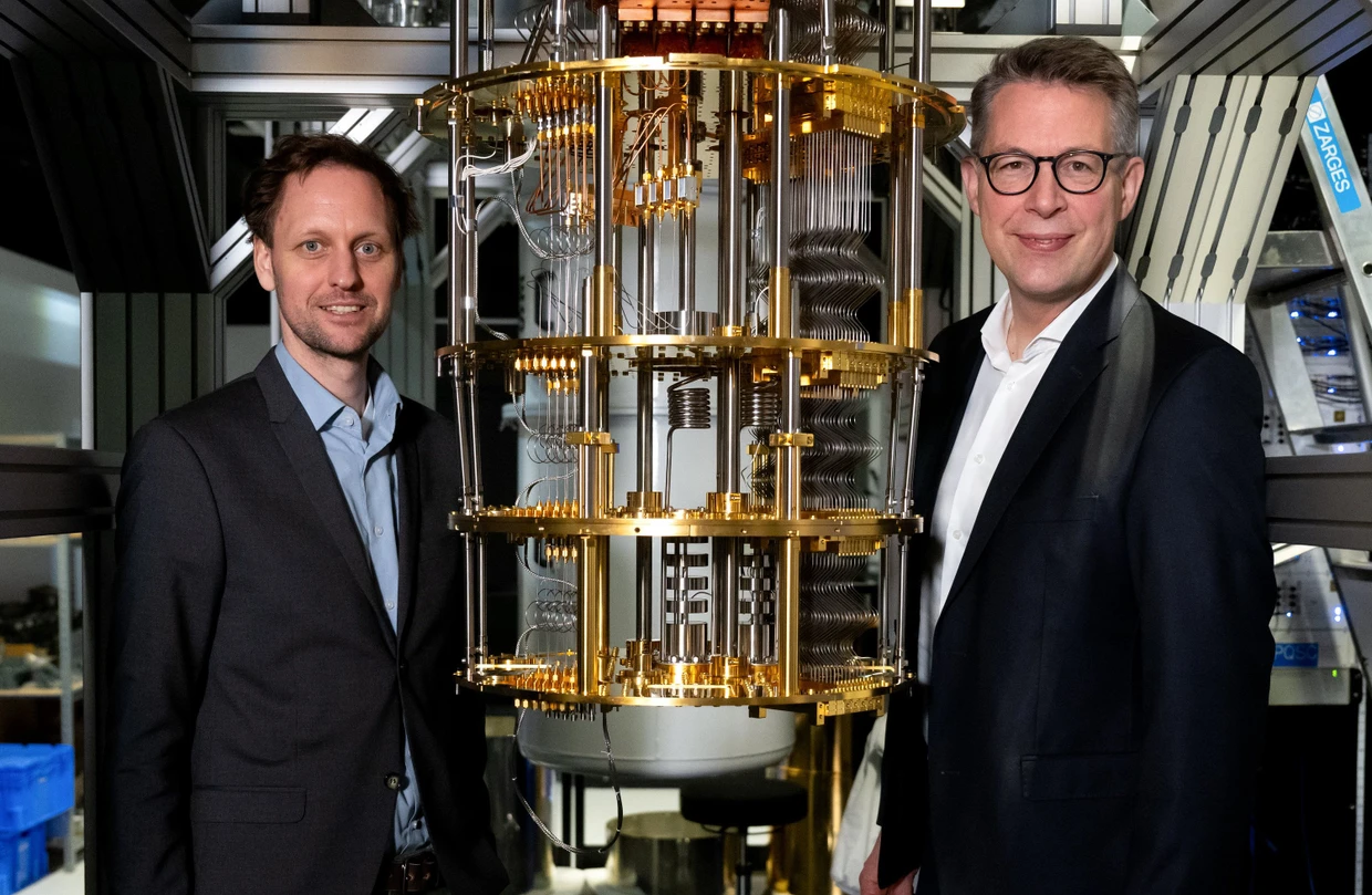 Ebenfalls schon an der Nasdaq gelistet: IQM-Chef Jan Goetz (links), hier mit dem bayerischen Wissenschaftsminister Markus Blume