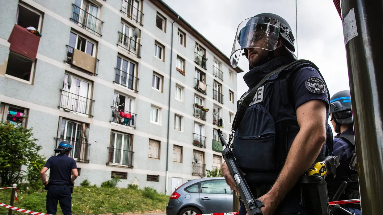Nach den Anschlägen: Polizist in Val Notre Dame in der Nähe von Paris.