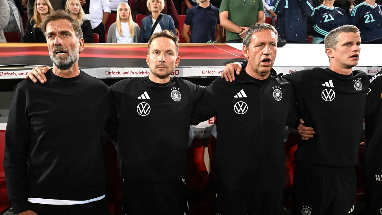 Klopp und seine Ko-Trainer: Pepijn Lijnders, Peter Krawietz und Sven Bender (von links nach rechts)