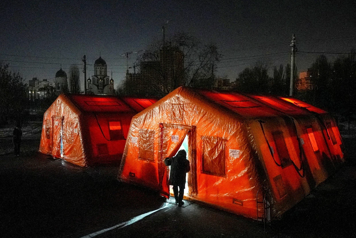 Anlaufstellen zum Aufwärmen: In diesen Zelten in Kiew erhalten Menschen Hilfe, denen die Kälte und die mangelnde Stromversorgung zu schaffen machen.