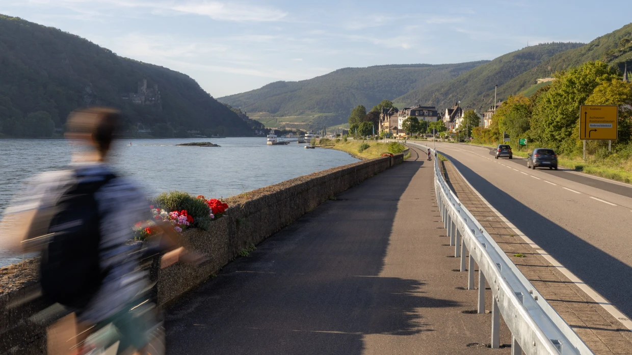 Die B42 führt am Rhein entlang: Neben dem Radweg an der Straße ist der Tote entdeckt worden.