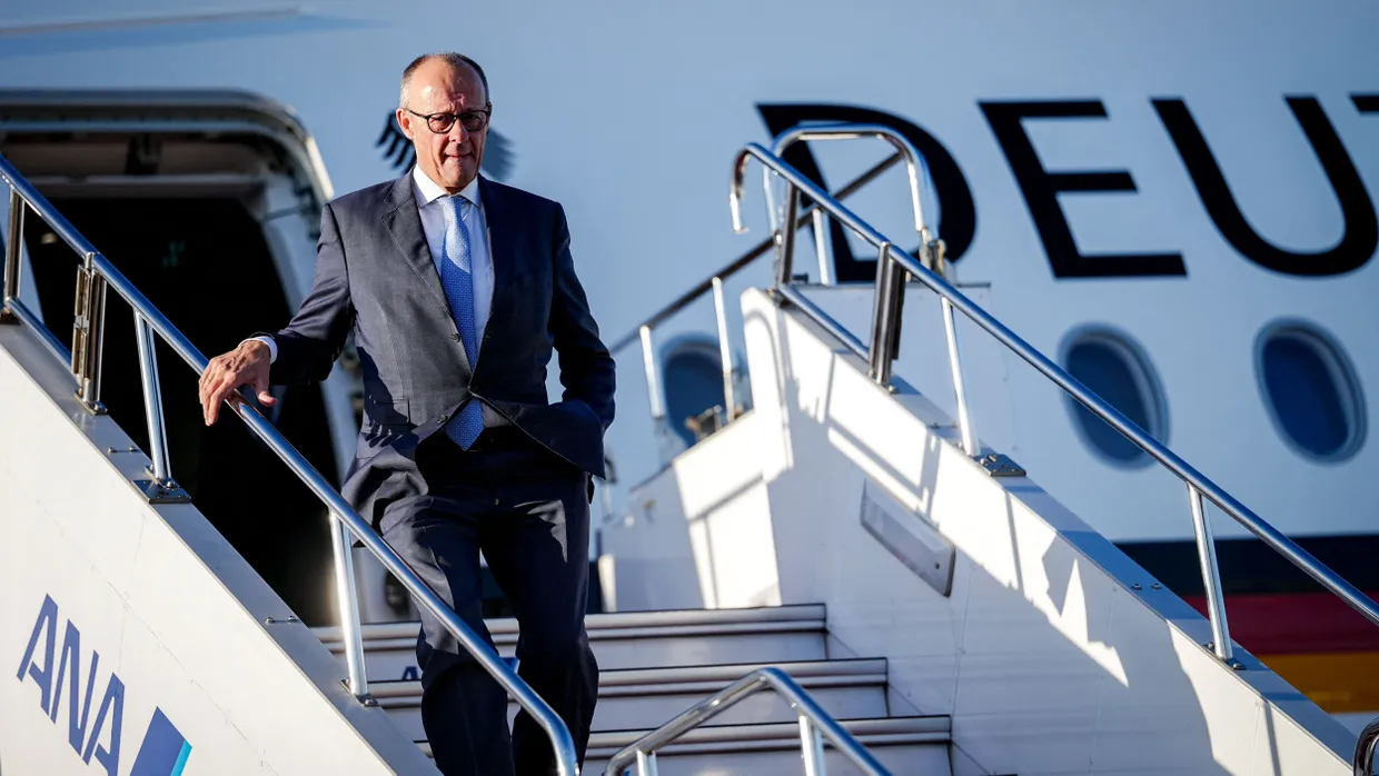 Bundeskanzler Friedrich Merz (CDU) kommt am Mittwoch auf dem Flughafen Haneda in Tokio an.