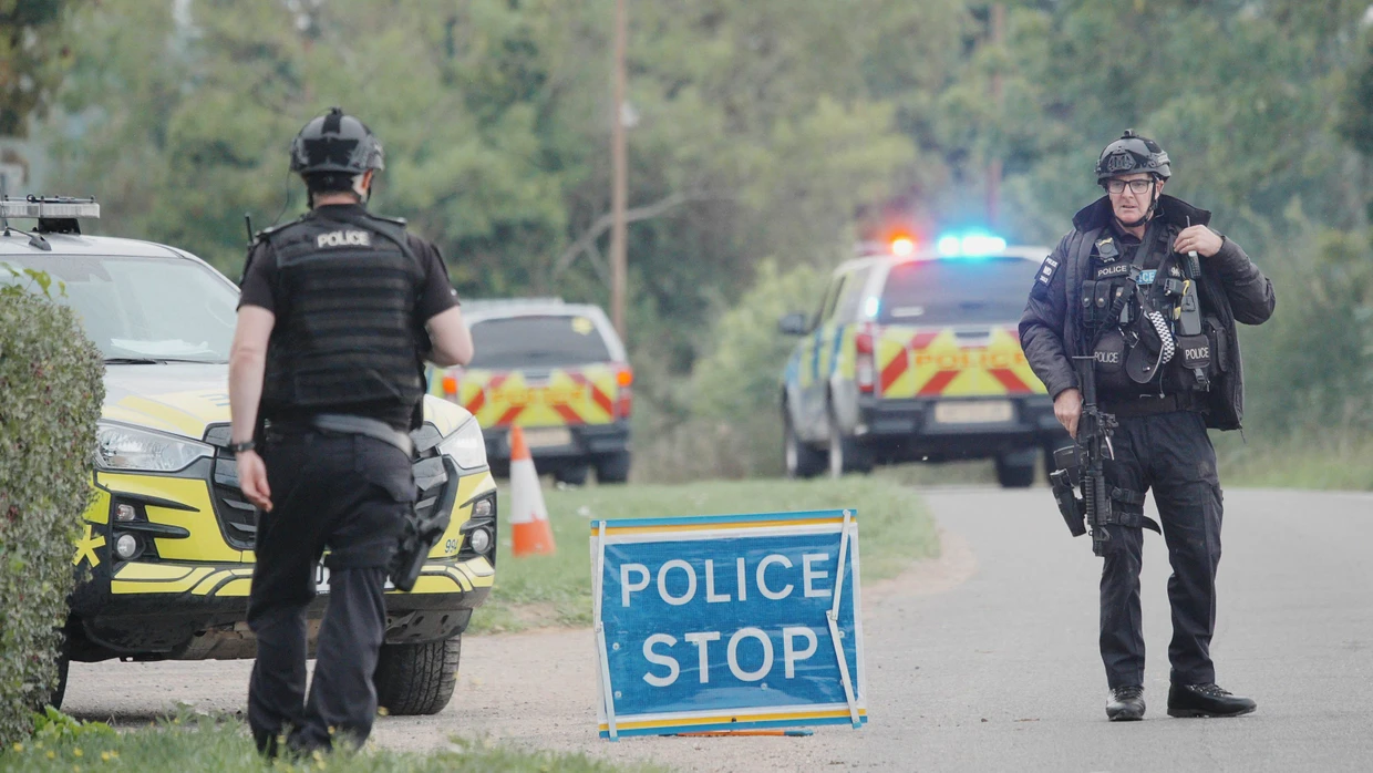 Polizisten blockieren am Sonntag eine Straße nach einem Vorfall an dem britischen Militärstützpunkt RAF Fairford