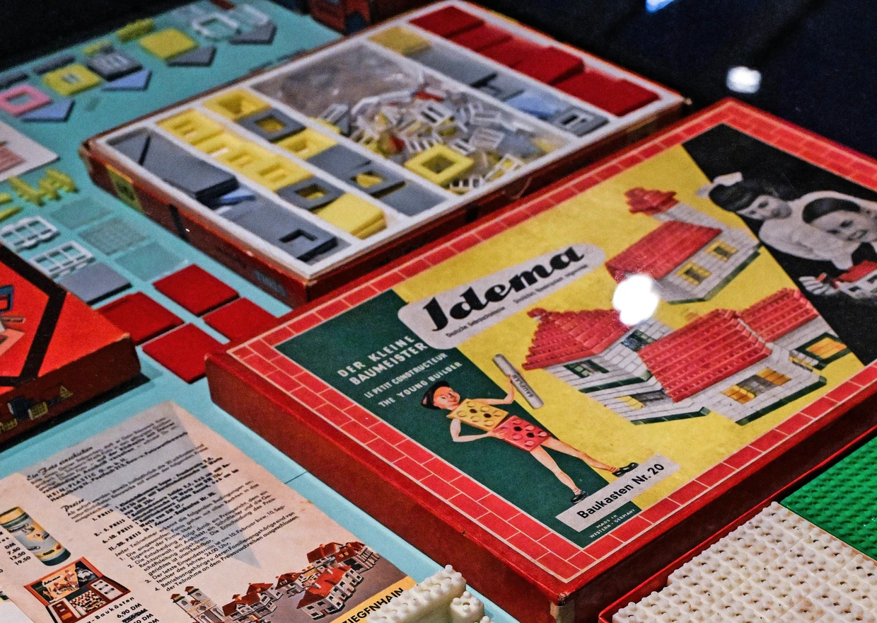 Baukästen mit Noppensteinen von Idema