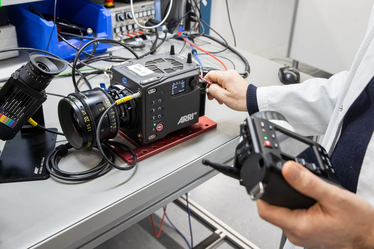 In der Produktion von dem Kamerahersteller ARRI werden die Kameras vor der Auslieferung aufwändig getestet. Ein Mitarbeiter überprüft die Funktionen einer ARRI ALEXA 35.