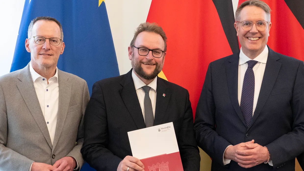 Eine von vielen Scheckübergaben vor der Wahl: Minister Michael Ebling (SPD), Oberbürgermeister von Pirmasens Markus Zwick (CDU), Ministerpräsident Alexander Schweitzer (SPD, von links nach rechts)