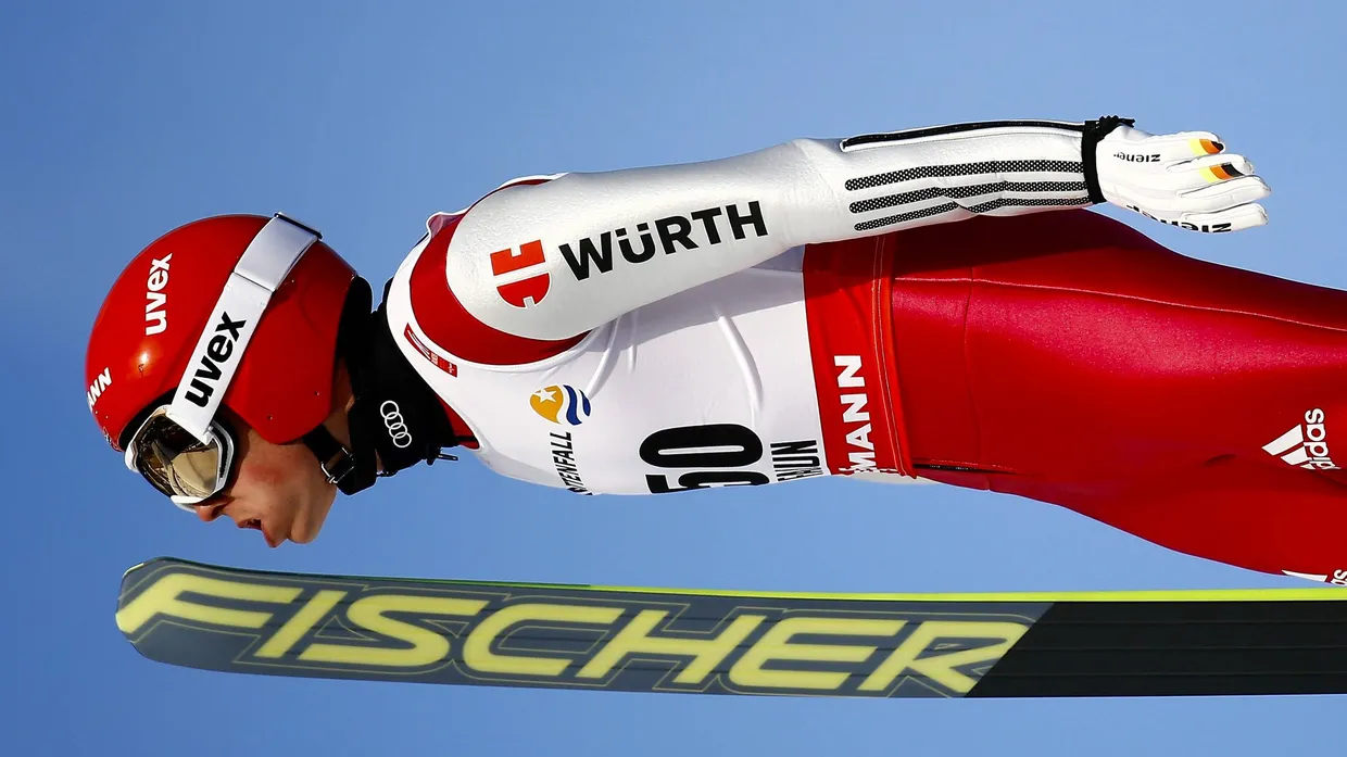 Gute Flugposition: Frenzel springt 99 Meter weit und damit an die Spitze der WM-Kombination