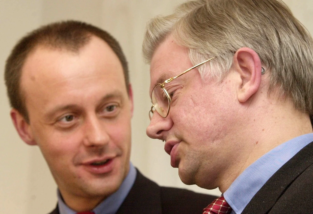 Der damalige Vorsitzende der CDU/CSU-Bundesfraktion Friedrich Merz und der damalige hessische Ministerpräsident Roland Koch im März 2001 in Wiesbaden