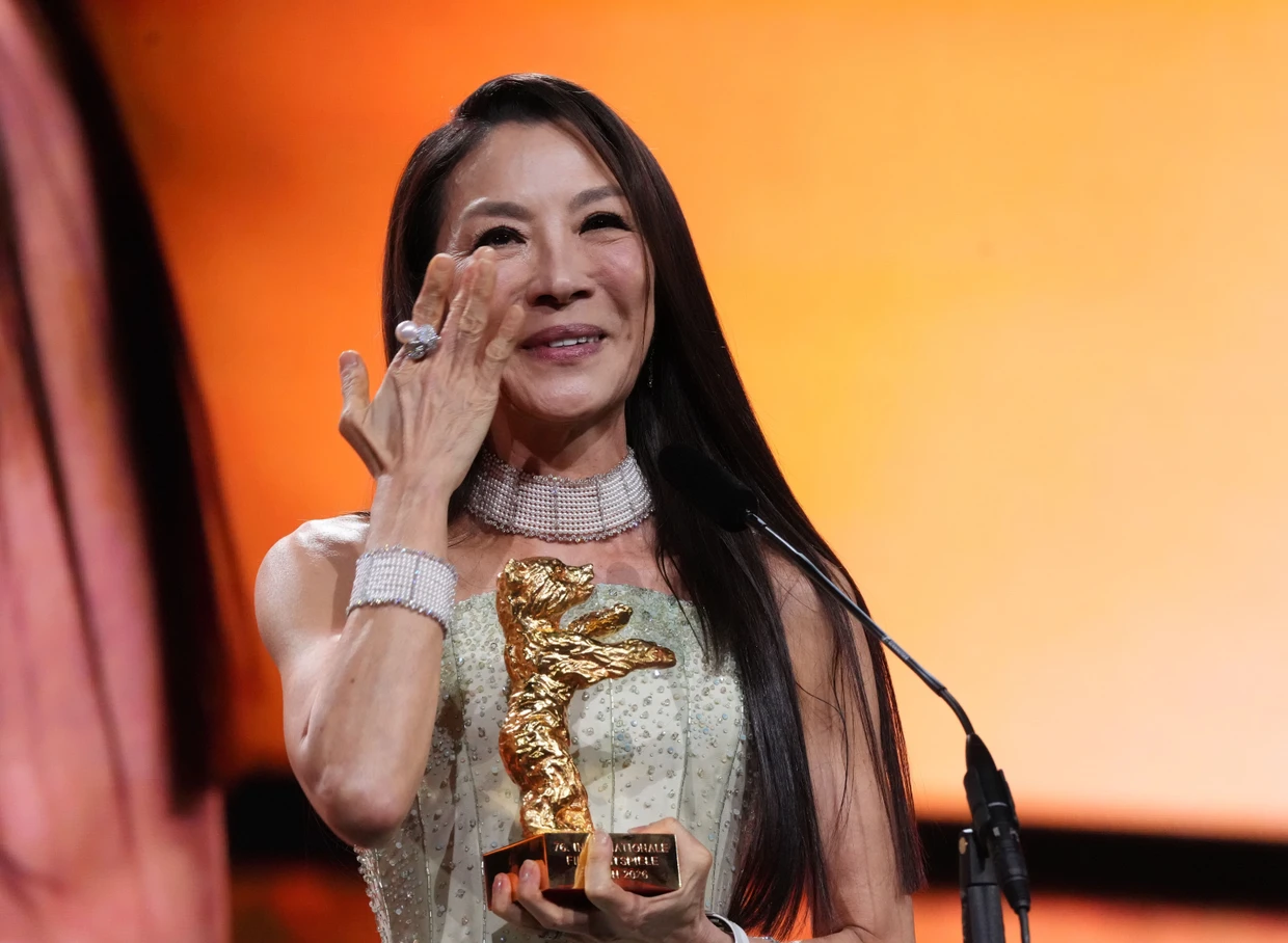 Schauspielerin Michelle Yeoh mit ihrem Goldenen Ehrenbären