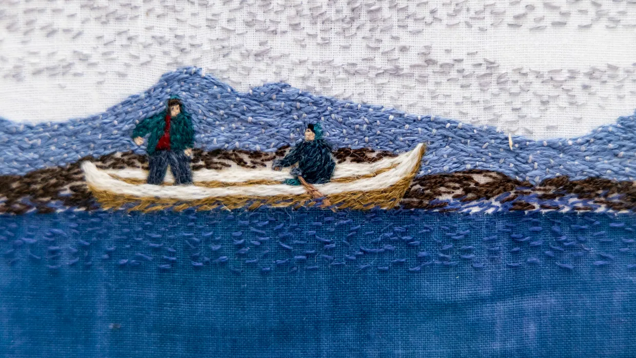 Fischer über einem tiefen Meer: Detail von „Guolásteapmi | Fishing“, 1984, Handstickerei, von Britta Marakatt-Labba
