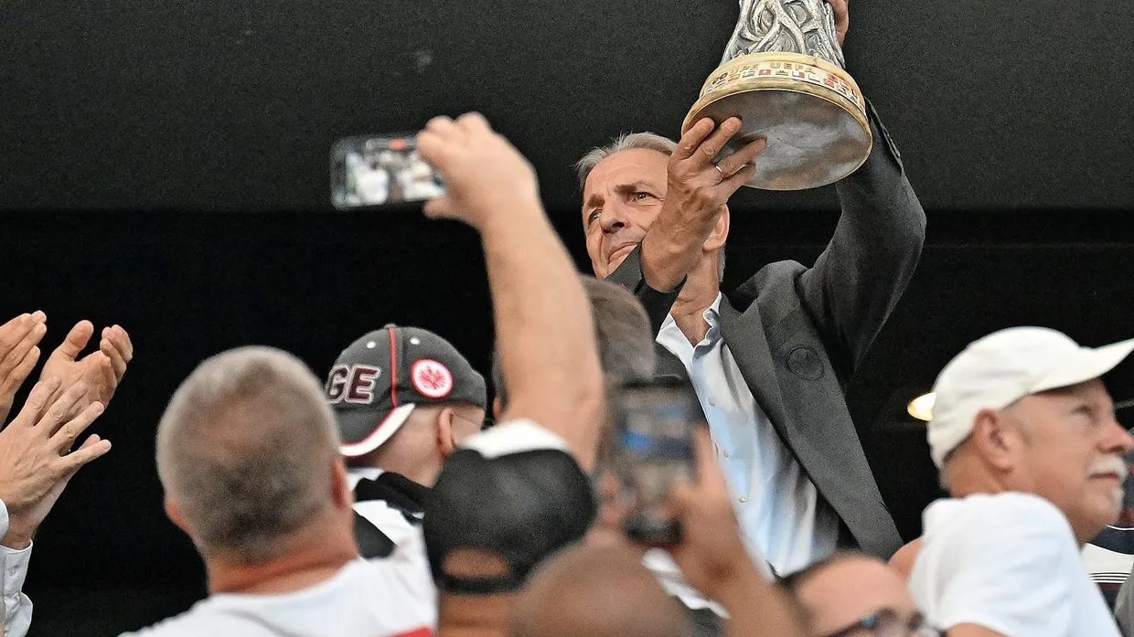 Eintracht-Mann: Karl-Heinz Körbel zeigt den Fans beim ersten Champions-League-Spiel die Europa-League-Trophäe.
