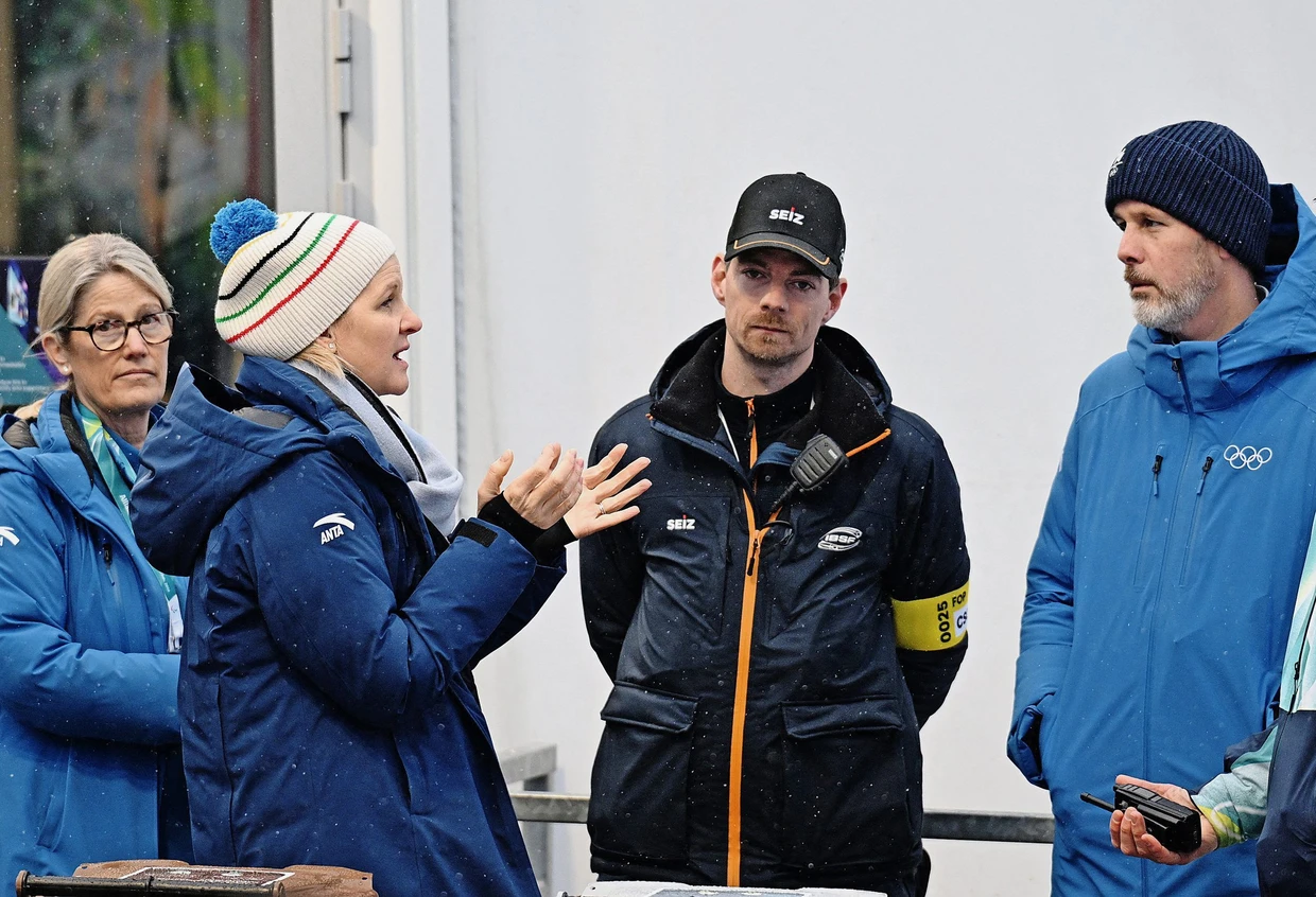 IOC-Präsidentin Kirsty Coventry (Zweite von links) im Gespräch mit Heraskewytsch (Mitte) und dem ukrainischen Team