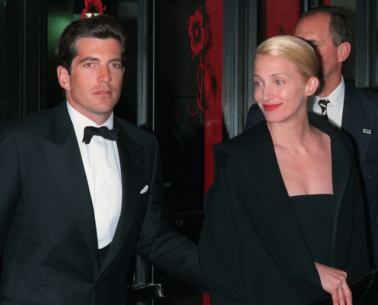 John F. Kennedy Jr. und seine Frau Carolyn Bessette lernten sich noch ohne Dating-Apps kennen, das saugt die Generation Z gierig auf.