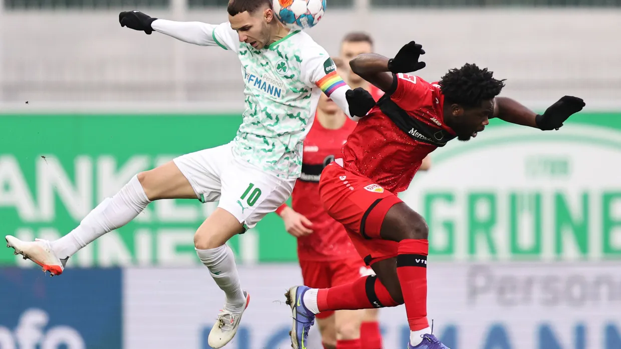 Enger Kampf: Fürths Hrgota und Stuttgarts Mangala