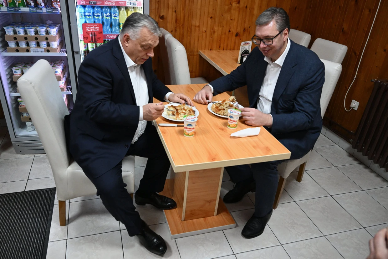 Viktor Orbán und Aleksandar Vučić im November 2025 in einer Bäckerei im serbischen Subotica