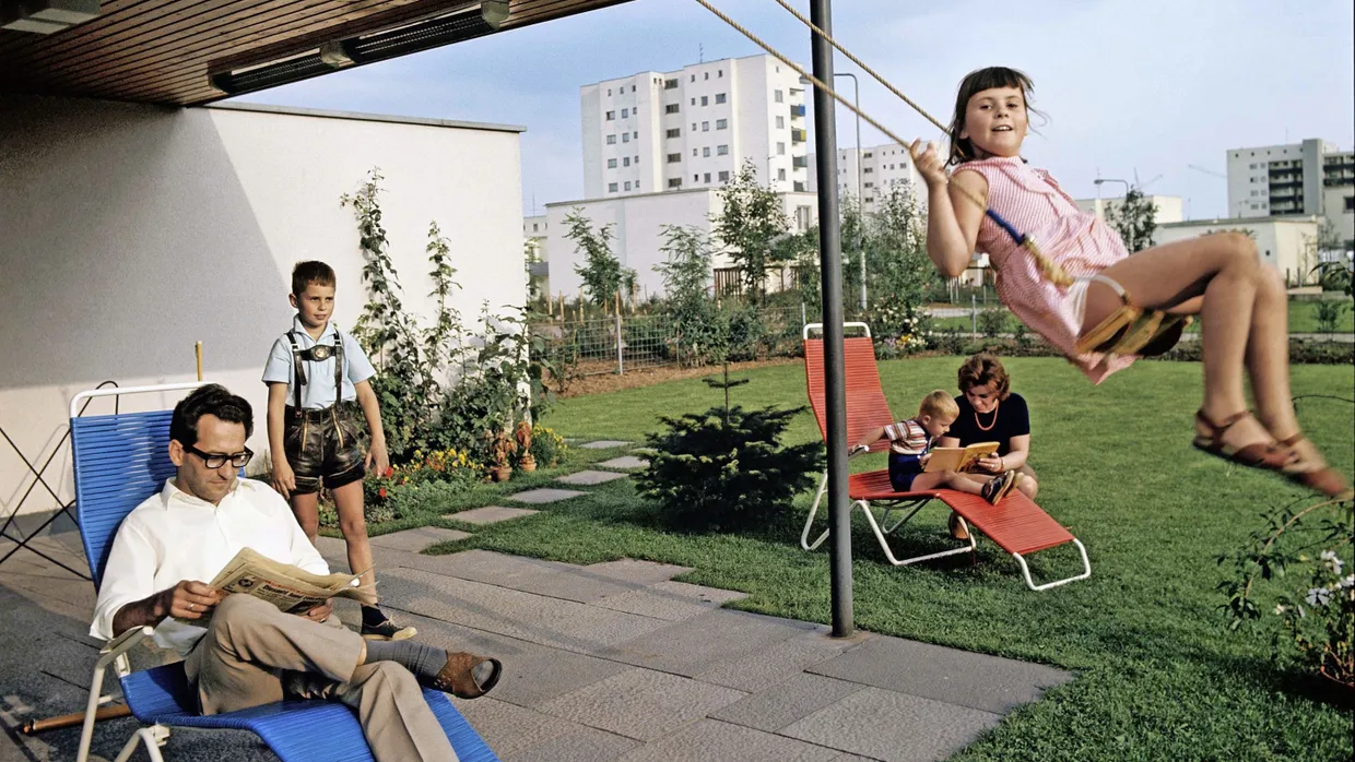 Idylle hinterm Bungalow: eine Familie im Jahr 1965 in der Frankfurter Nordweststadt