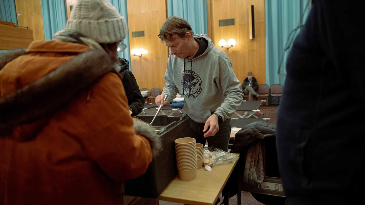Berlin kann Krise: Freiwillige verteilen warmes Essen im Rathaus Zehlendorf.