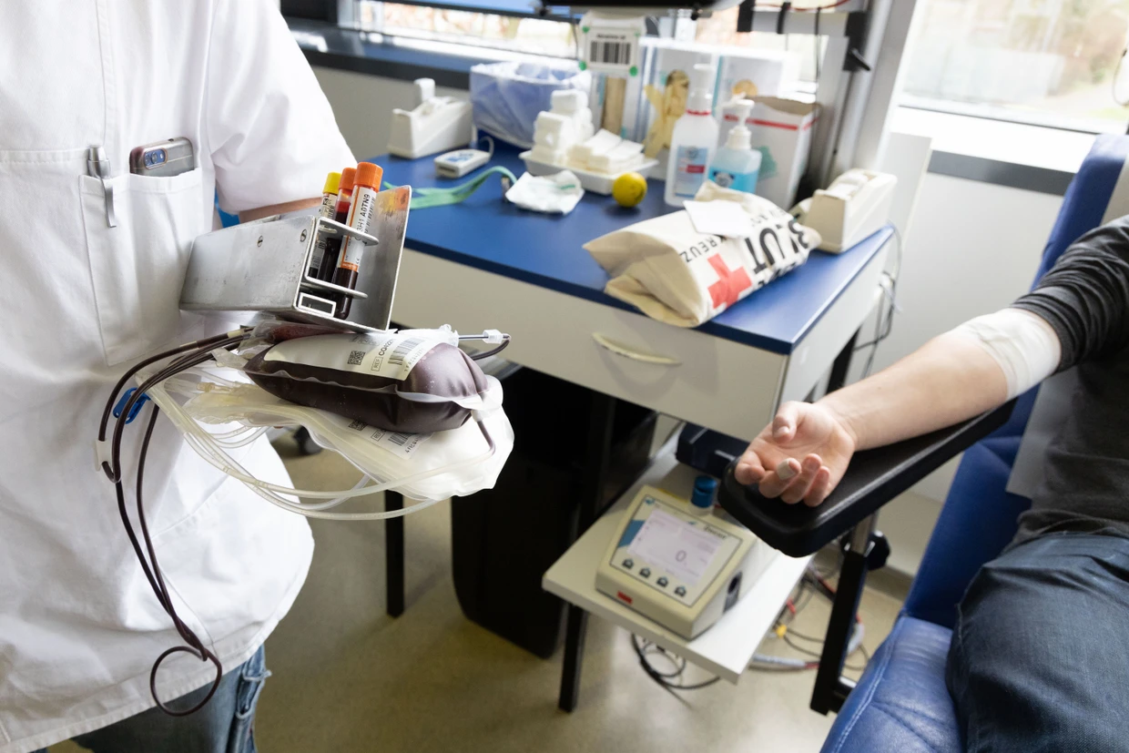 No es necesario reservar estas camas con toalla: cuando se dona sangre hay sitio para todos.