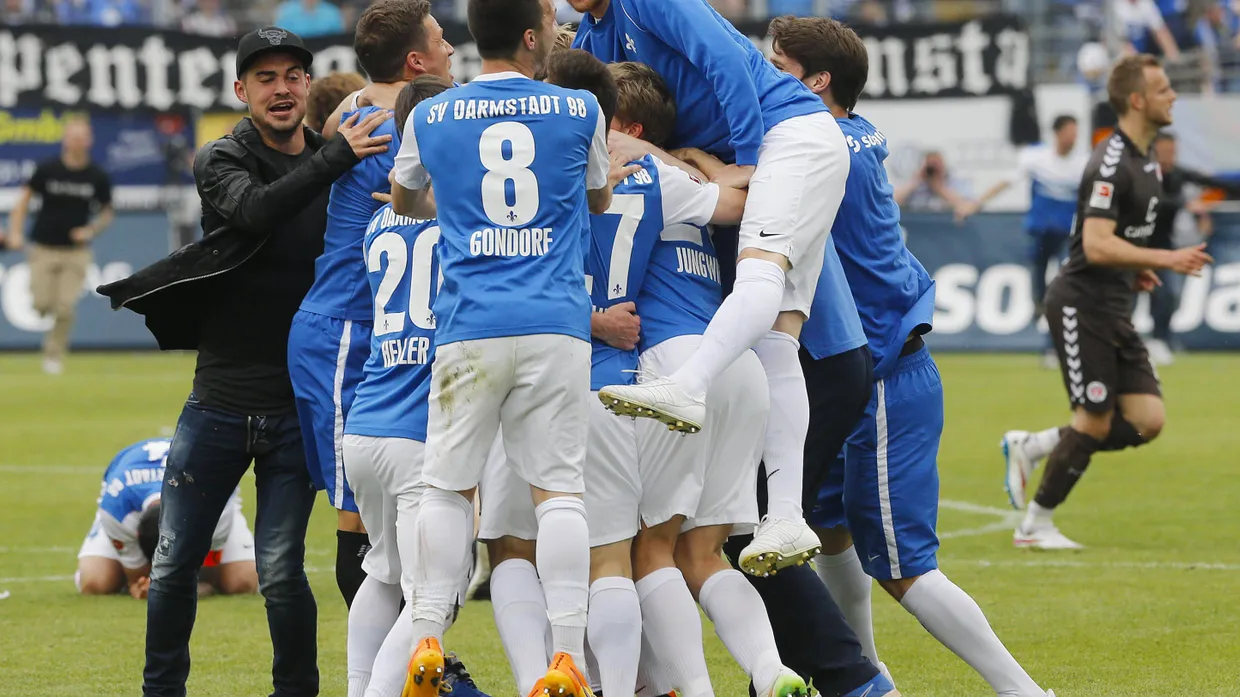 Auf, auf in die Bundesliga: Darmstädter Spieler jubeln nach dem Sieg gegen den FC St. Pauli.
