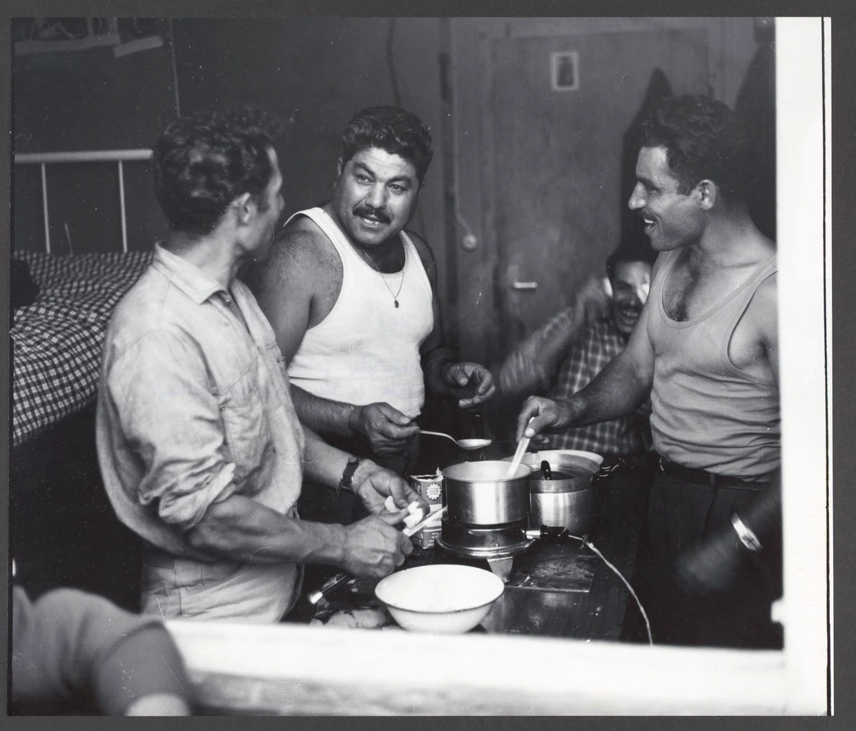 F.A.Z--Redaktionsfotograf Wolfgang Haut nahm diese Männergruppe wenige Jahre nach Abschluss des Anwerbeabkommens auf.