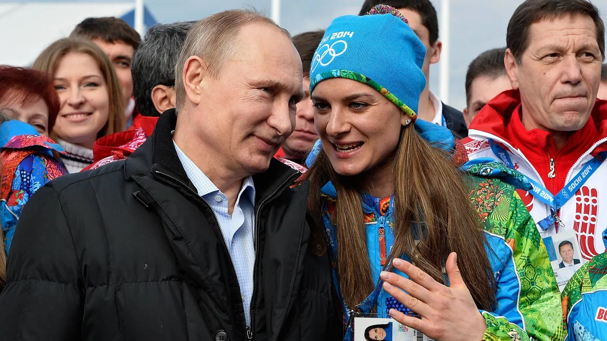 Nur gute Worte sind genehm: Präsident Putin im Plausch mit Stabhochspringerin Jelena Isinbajewa, der „Bürgermeisterin“ des olympischen Dorfs