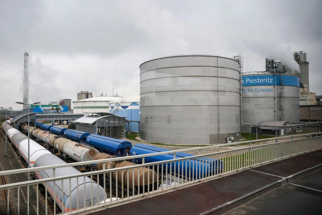 Züge mit Kesselwagen stehen auf dem Gelände der SKW Stickstoffwerke Piesteritz GmbH.
