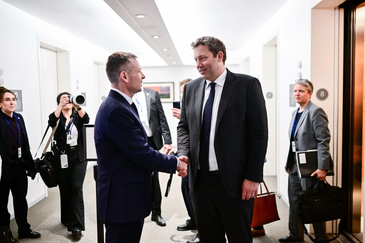 15.04.2026, USA, Washington: Lars Klingbeil (SPD, r), Bundesminister der Finanzen, trifft während der IWF-Frühjahrstagung Serhij Martschenko, Finanzminister der Ukraine. Foto: Sebastian Christoph Gollnow/dpa +++ dpa-Bildfunk +++
