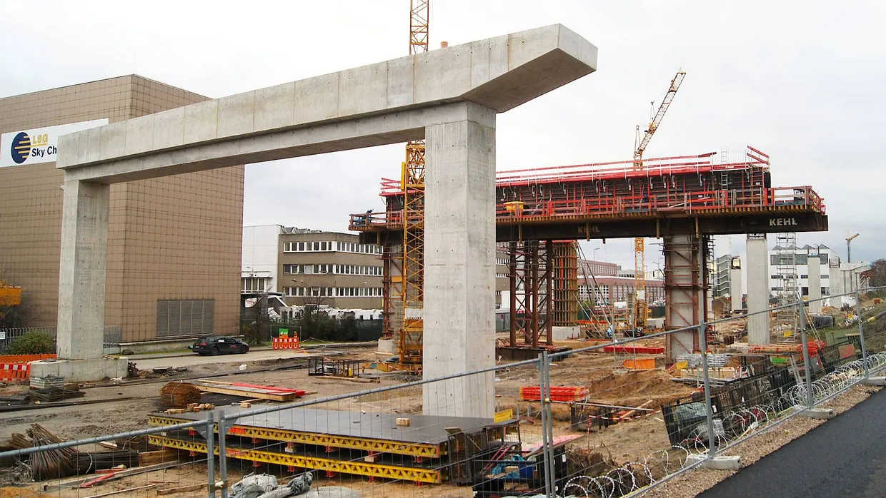 Tragfähig: Stelzen für die Skytrain-Verbindung zum Terminal 3