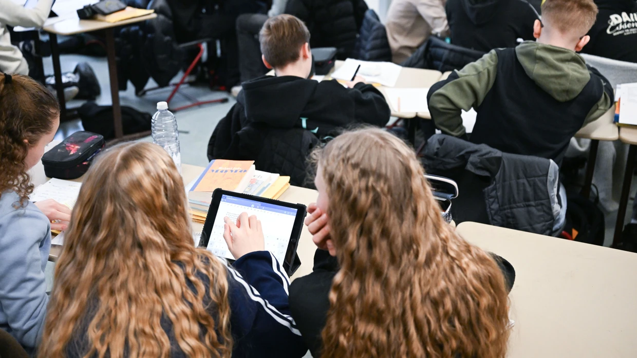 Achtklässler arbeiten in der Schule mit dem Tablet: Wie gut das klappt, hängt auch vom Elternhaus ab.
