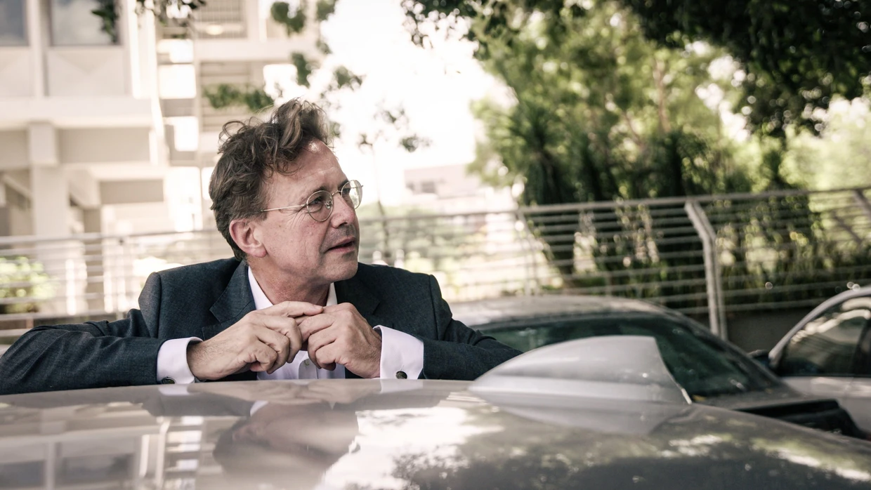 Steffen Seibert, der deutsche Botschafter in Israel, erfährt von dem Schaden, den Raketeneinschläge in ein Krebszentrum in Tel Aviv angerichtet haben.