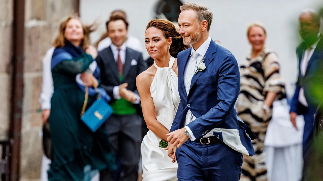 Mit dem Segen der Kirche, auch ohne Mitgliedschaft: Bundesfinanzminister Christian Lindner (FDP) und seine Frau Franca Lehfeldt kommen am 9. Juli 2022 nach der kirchlichen Trauung aus der Kirche St. Severin in Keitum.