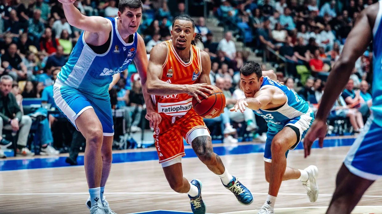 Die Skyliners-Spieler Knauf (links) und Hawkins bekommen keinen Zugriff auf den Ulmer Weidemann.