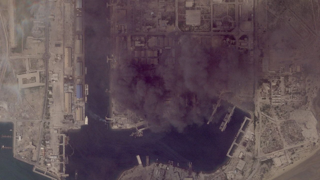Das Satellitenbild zeigt Rauch über dem Marinestützpunkt Bandar Abbas am 2. März.