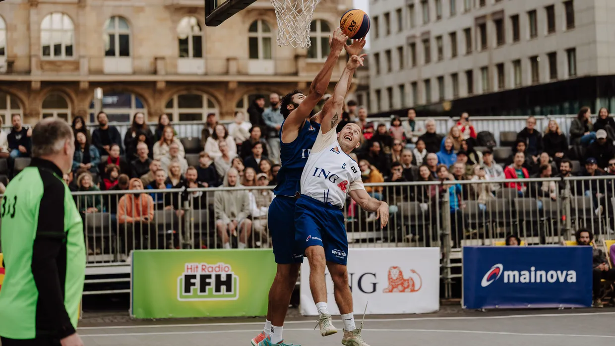 Freier Eintritt: Am Roßmarkt streiten sich zwei 3x3-Spieler um den Ball.