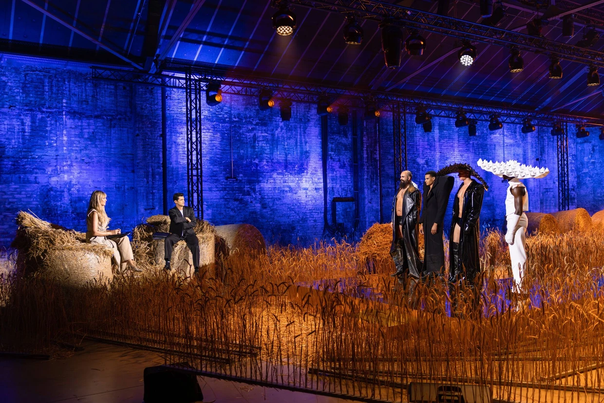 Sean O’Pry (rechts neben Heidi Klum) ist mal in einem Taylor-Swift-Musikvideo aufgetreten.