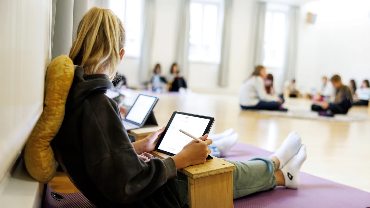 Eine Schülerin einer sechsten Klasse arbeitet an ihrem Tablet: Das Bildungsideal der PISA-Standards ist nach wie vor ausschließlich auf formale „Kompetenzen“ ausgerichtet.