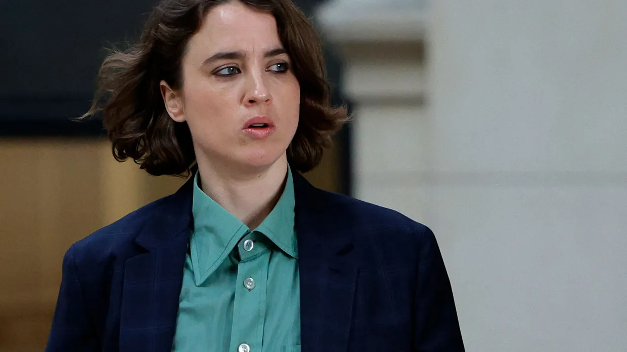 Späte Gerechtigkeit: Adèle Haenel im Januar 2026 vor dem Pariser Justizpalast beim Berufungsprozess gegen den Regisseur Christophe Ruggia