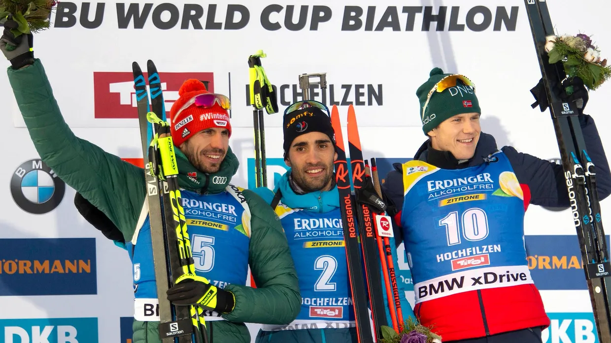 Strahlender Zweiter: Arnd Peiffer (links) neben dem Gewinner Martin Fourcade (Mitte) und dem Drittplatzierten Vetle Sjåstad Christiansen.