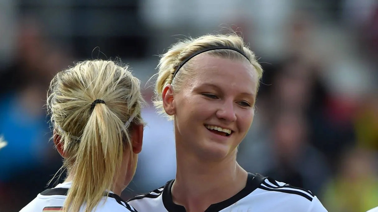 Erfolgreiche Frau: Alexandra Popp (r.)
