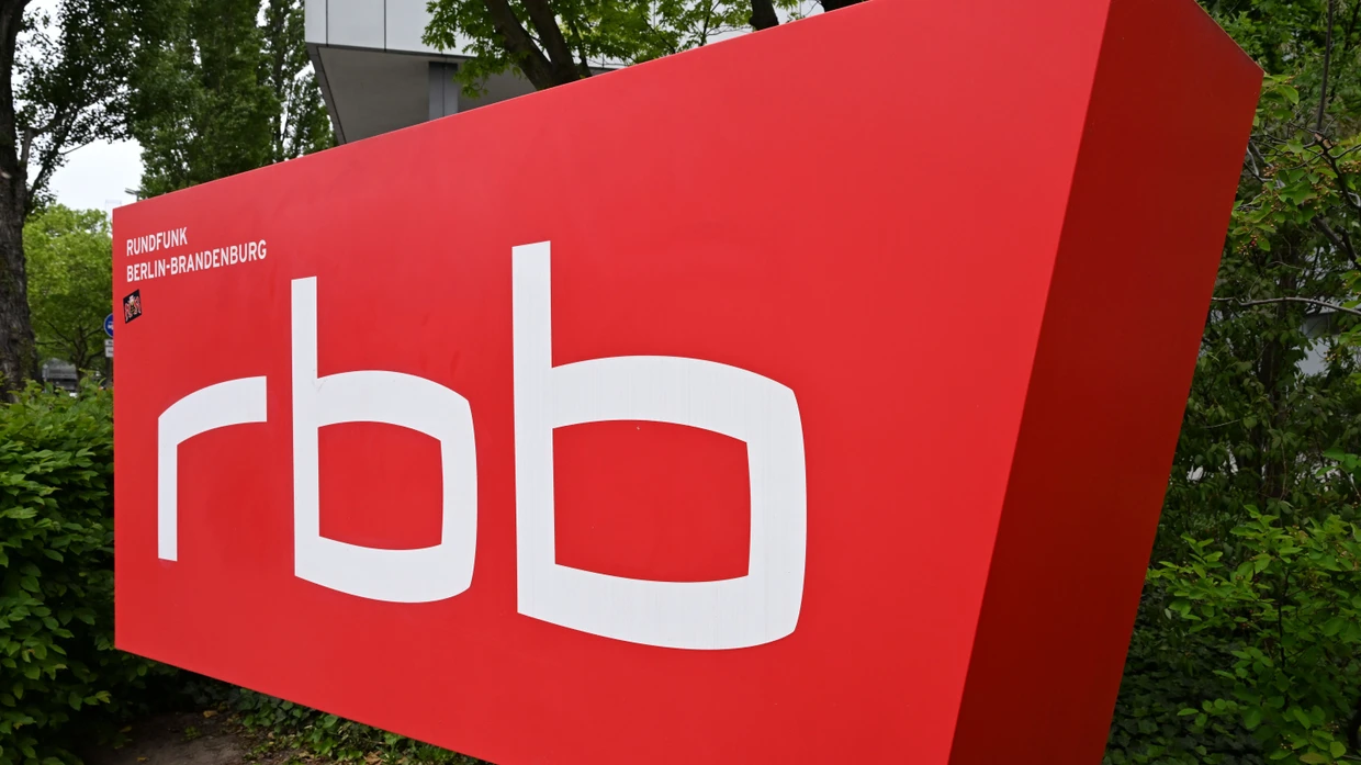  das Logo des Senders vor dem Gebäude an der Masurenallee in Berlin.