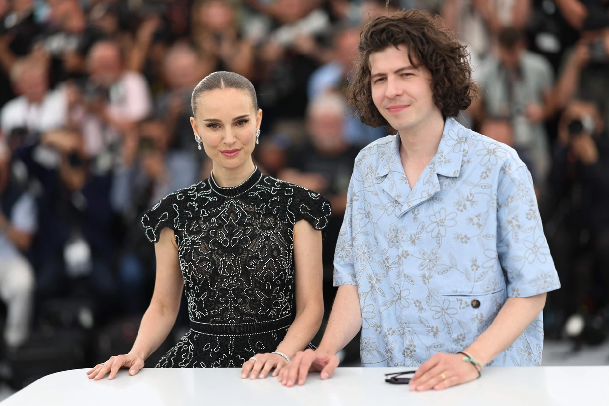 Natalie Portman (links) und Ugo Bienvenu bei der Filmpremiere von „Arco“ in Cannes 2025
