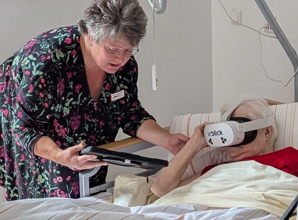 Mit VR-Brille im Pflegeheim.