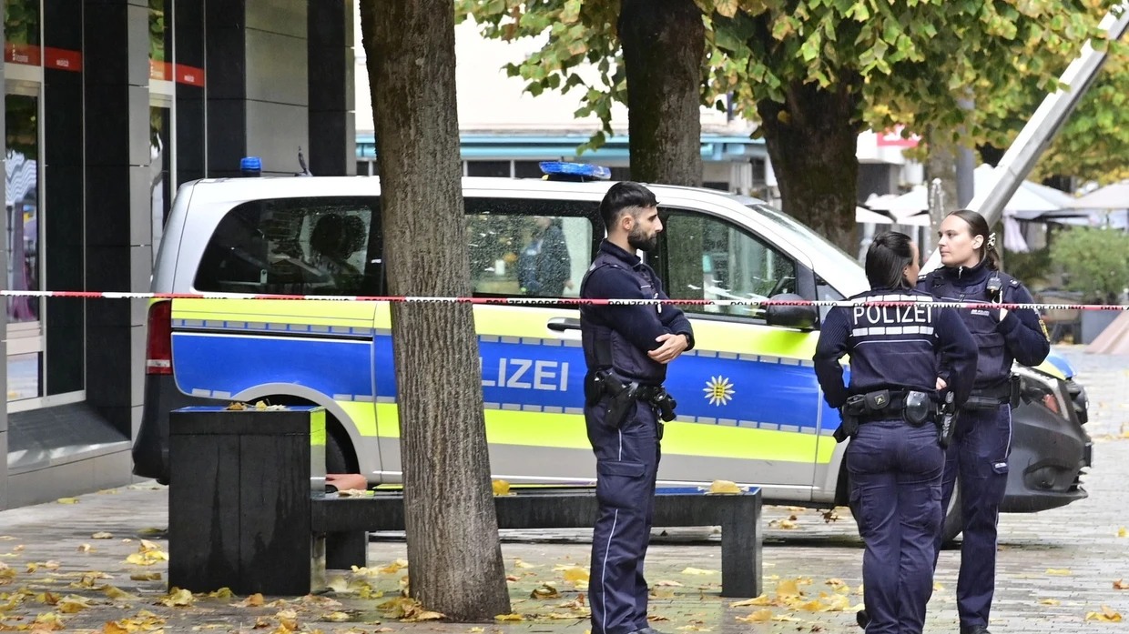 Am Donnerstag: Einsatzkräfte der Polizei stehen an einem abgesperrten Bereich in der Nähe des Tuttlinger Rathauses.
