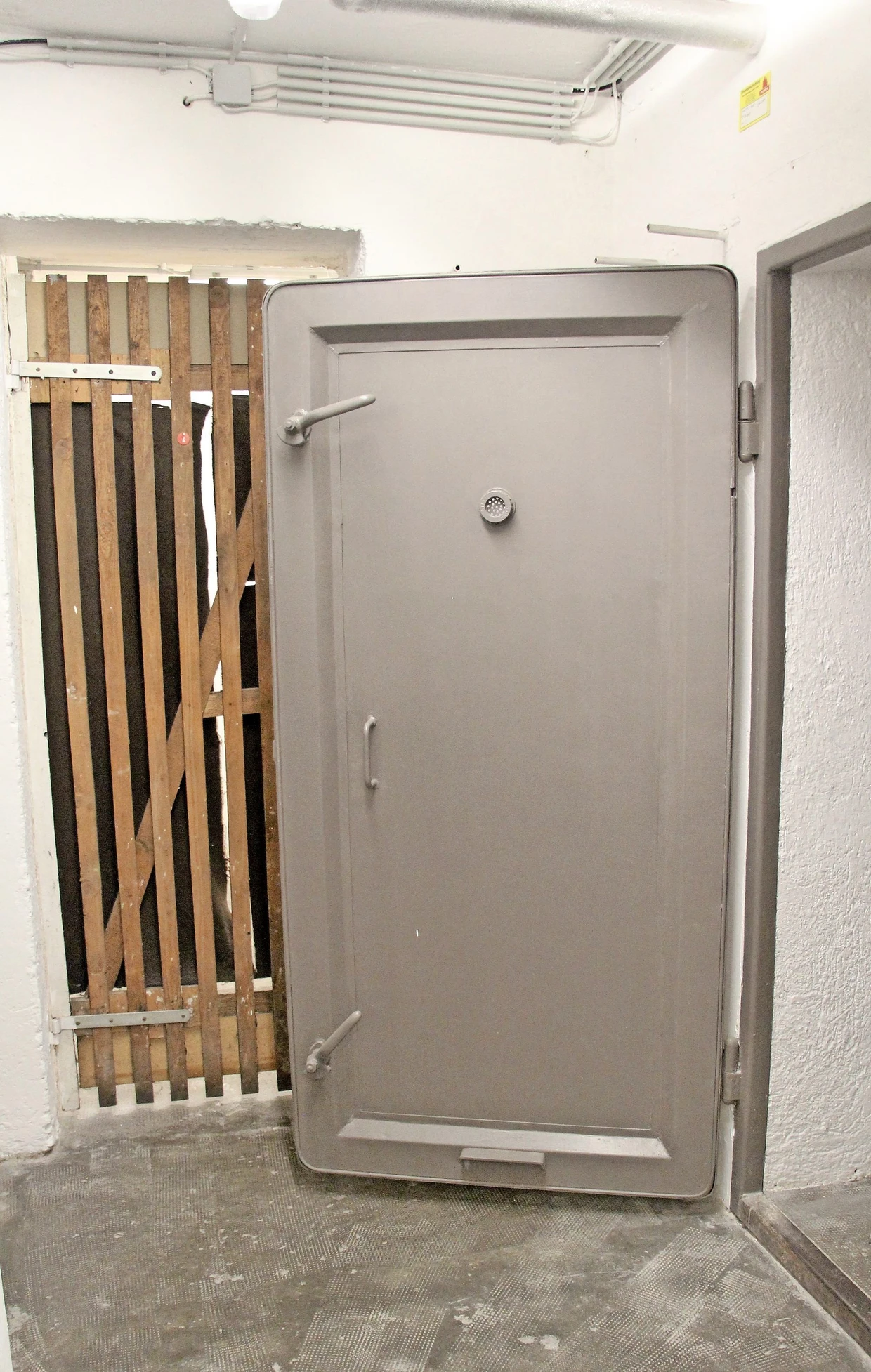 Ehemaliger Schutzraum unter einem Nachkriegsbau in München. Aktuell wird er für Kellerabteile der Mieter genutzt.