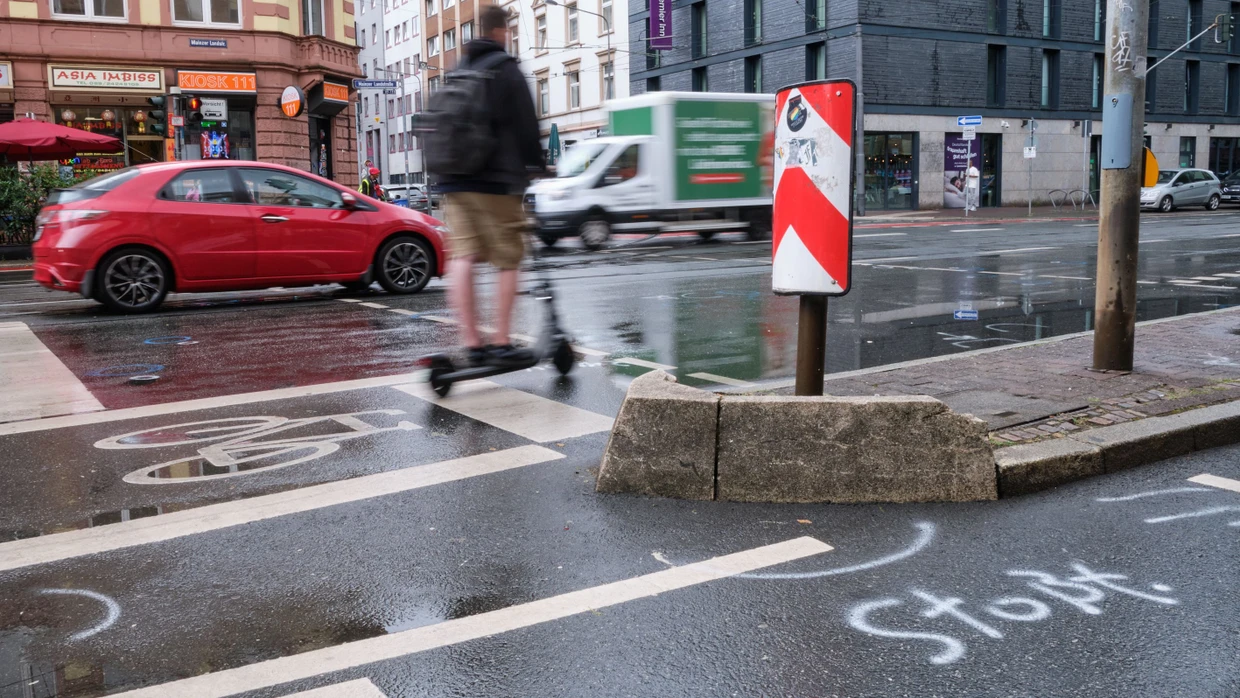 Die Unfallstelle am Tag nach dem Unfall im Sommer 2025: Die Markierungen der Polizei sind noch gut zu erkennen.