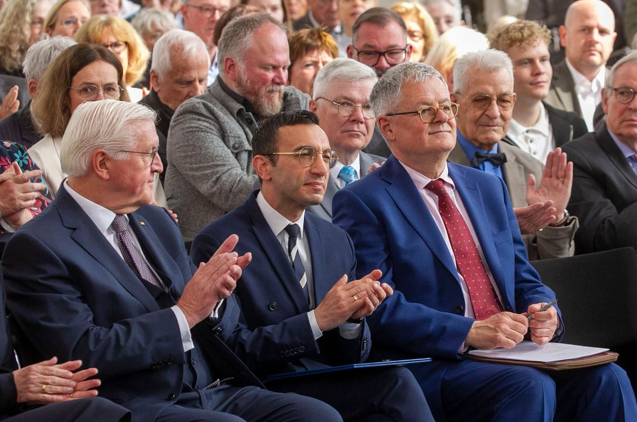 Bundespräsident Frank-Walter Steinmeier (l-r), der Frankfurt Oberbürgermeister Mike Josef (SPD), und Preisträger Christopher Clark sitzen bei der Verleihung des Ludwig-Börne-Preis 2026 in der Frankfurter Paulskirche.